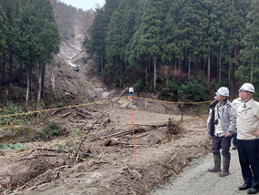 現地を視察する平間社長（県道269号）